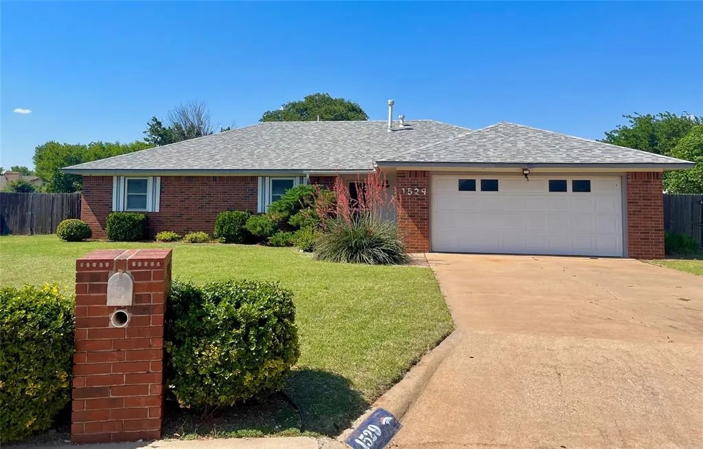 Photo 2 — 1529 Queens Court, Altus, OK 73521