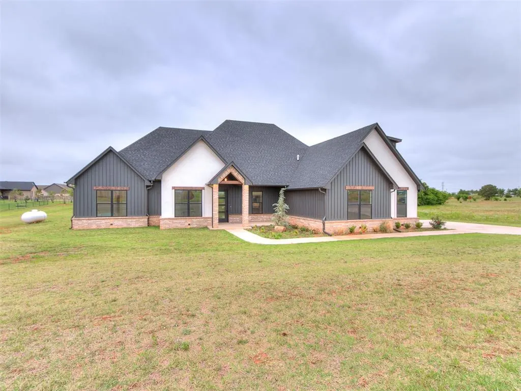 Photo 2 — 2441 Hawks Haven Drive, Guthrie, OK 73044