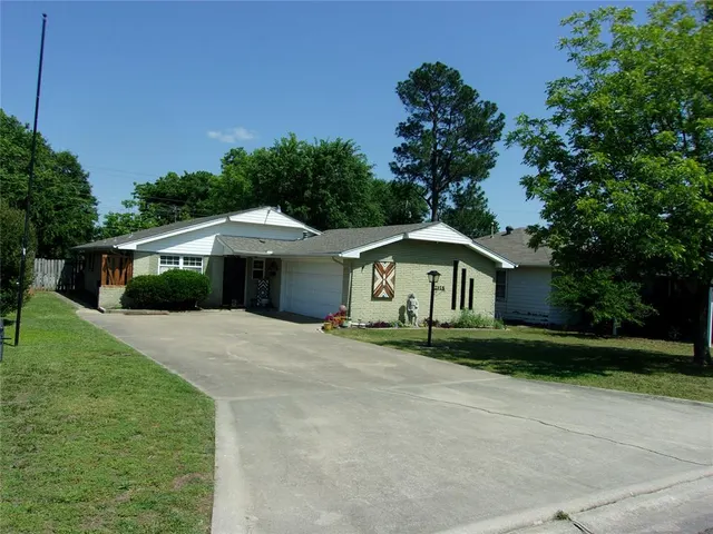 Front exterior — 1915 N Philadelphia Avenue, Shawnee, OK 74804