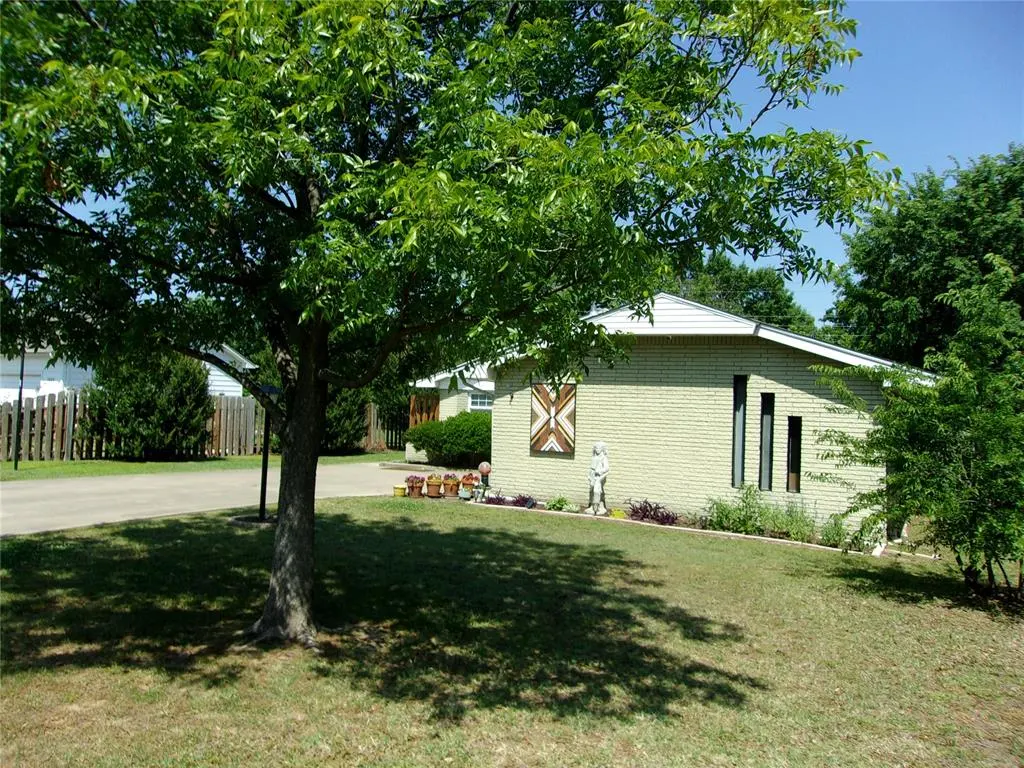 Photo 2 — 1915 N Philadelphia Avenue, Shawnee, OK 74804