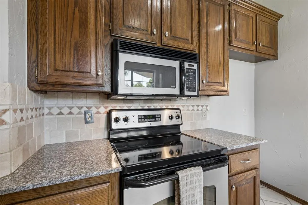 Photo 15 — 1809 Courtney Lane, Edmond, OK 73013