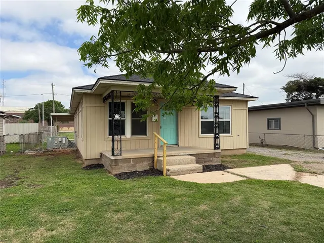 Photo 2 — 129 SE 1st Street, Moore, OK 73160