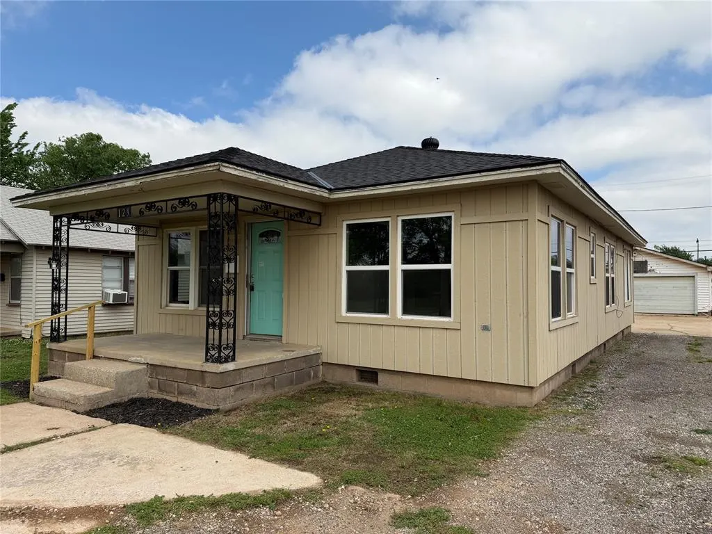 Photo 4 — 129 SE 1st Street, Moore, OK 73160