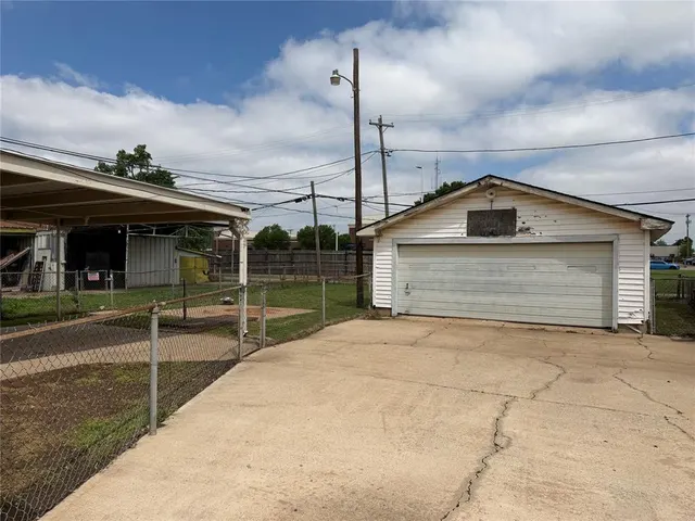 Photo 5 — 129 SE 1st Street, Moore, OK 73160