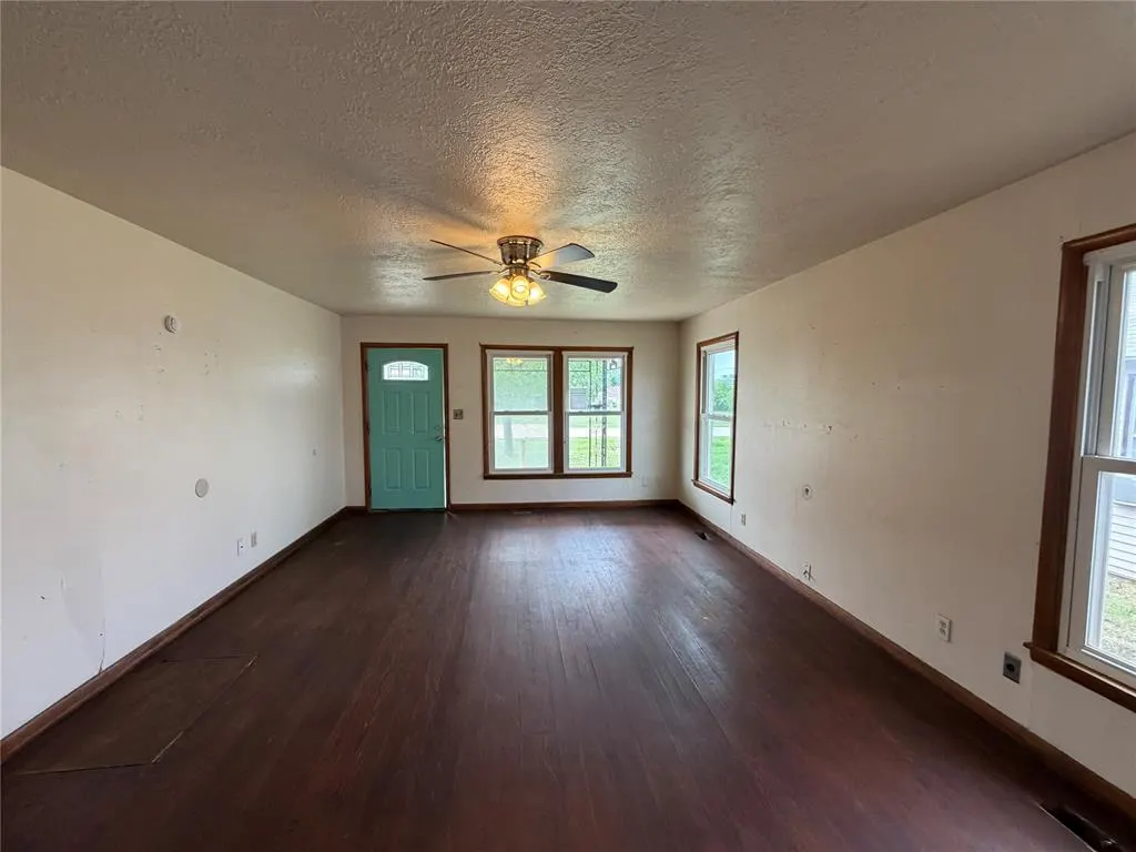 Photo 12 — 129 SE 1st Street, Moore, OK 73160