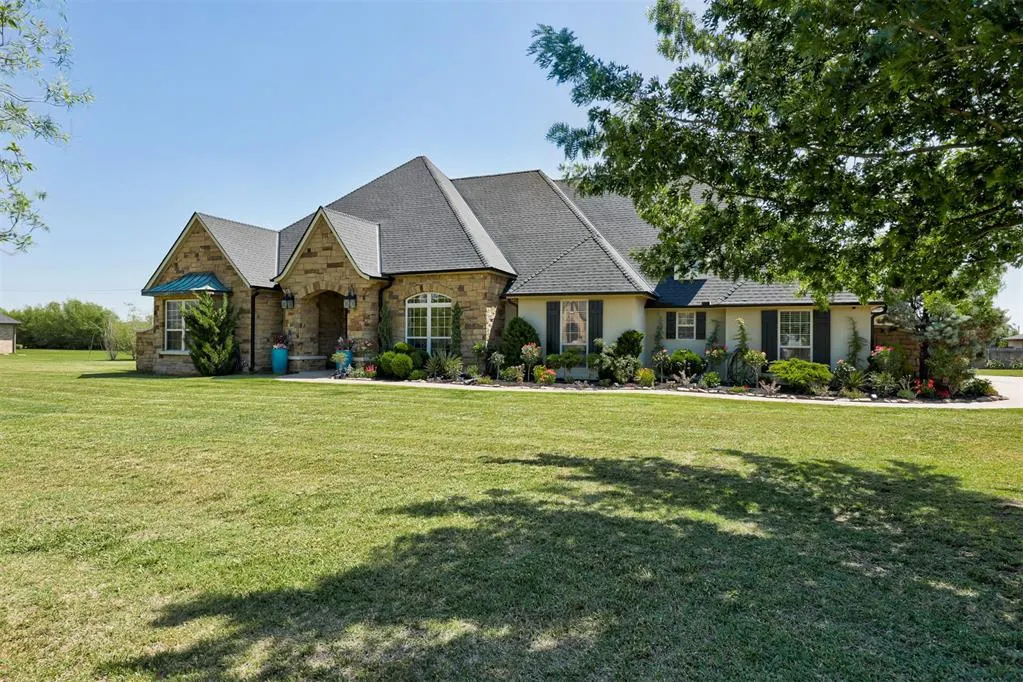 Photo 4 — 17312 Barrington Hills Lane, Edmond, OK 73012