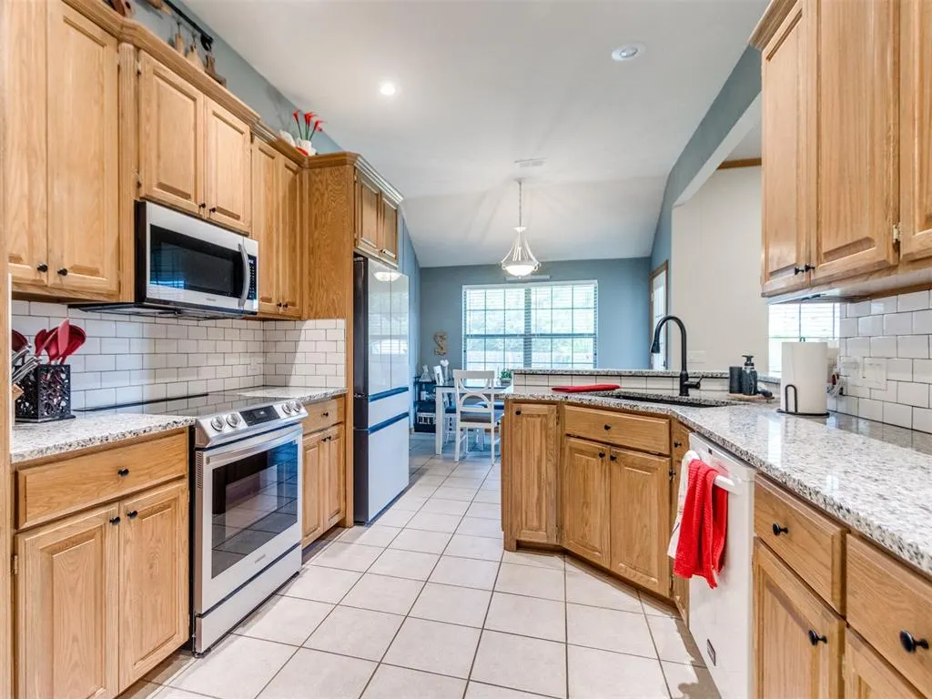 Photo 9 — 2421 SW 96th Street, Oklahoma City, OK 73159