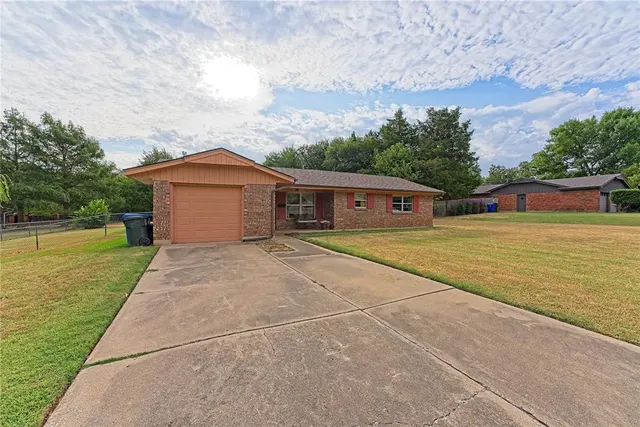 Photo 2 — 2529 Wildwood Lane, Norman, OK 73071