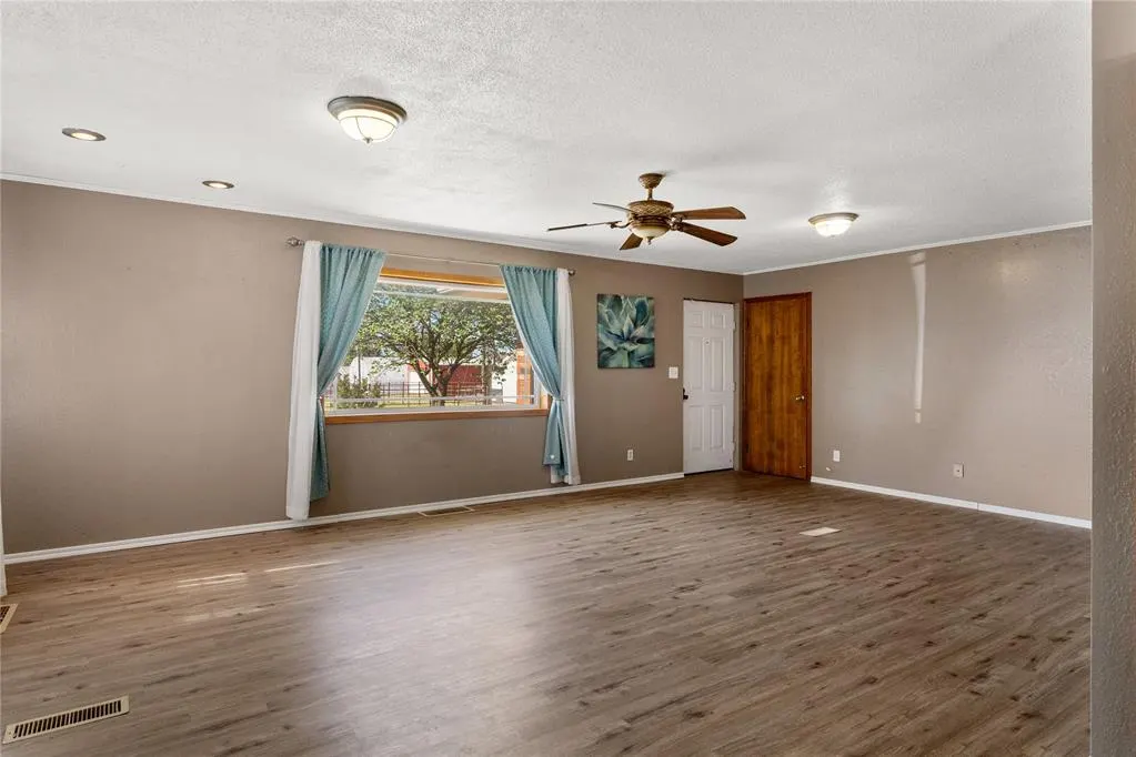 Photo 5 — 115 E 10th Street, Custer City, OK 73639