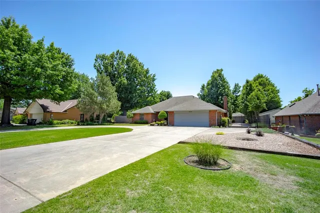 Photo 2 — 7824 NW 39th Street, Bethany, OK 73008