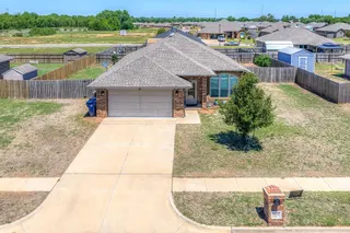 Sold home at 910 Brookhollow Drive