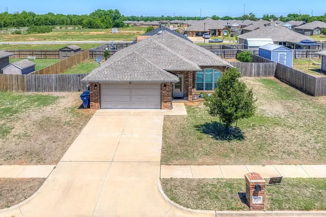 Front exterior — 910 Brookhollow Drive, Chickasha, OK 73018