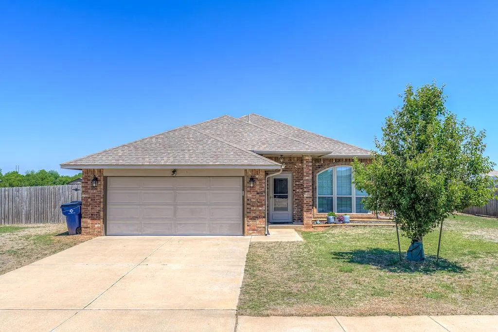 Photo 2 — 910 Brookhollow Drive, Chickasha, OK 73018