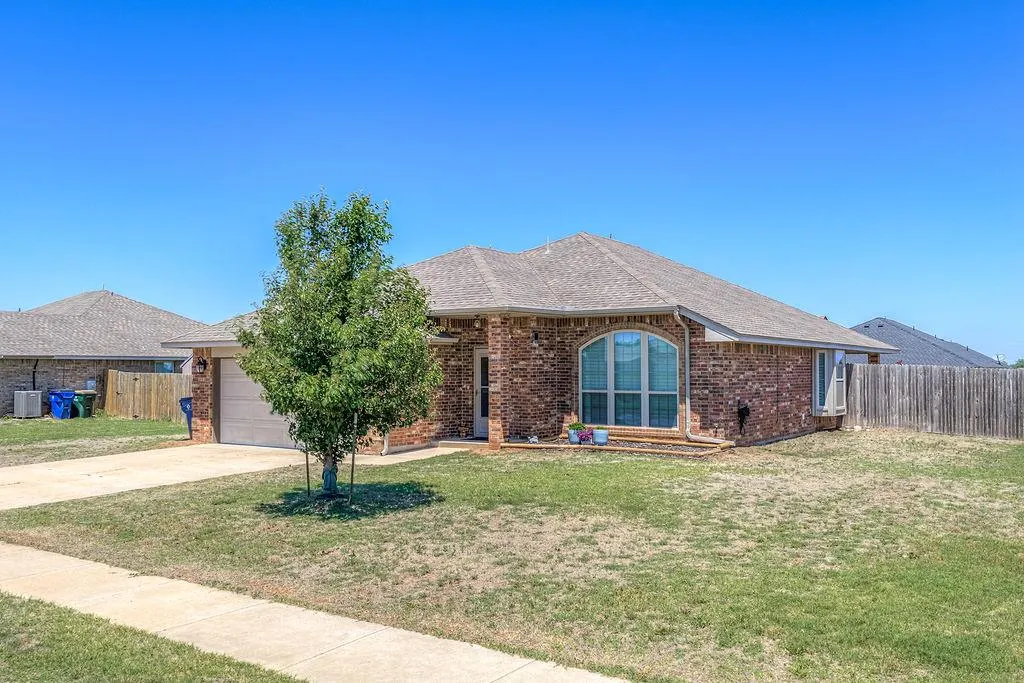Photo 3 — 910 Brookhollow Drive, Chickasha, OK 73018