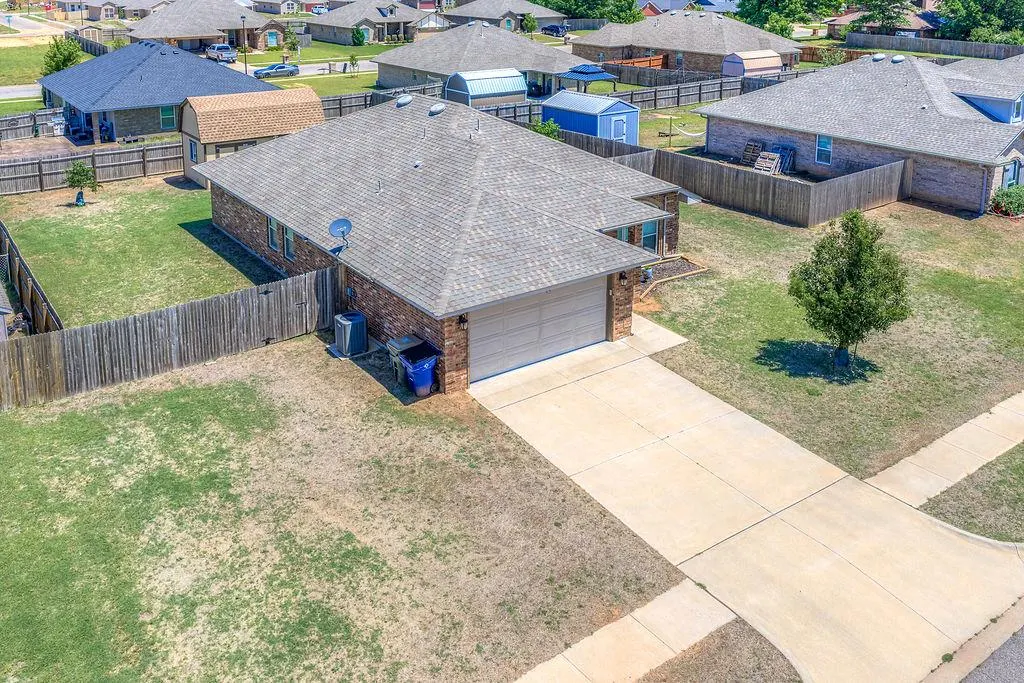 Photo 4 — 910 Brookhollow Drive, Chickasha, OK 73018