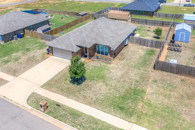 Photo 5 — 910 Brookhollow Drive, Chickasha, OK 73018
