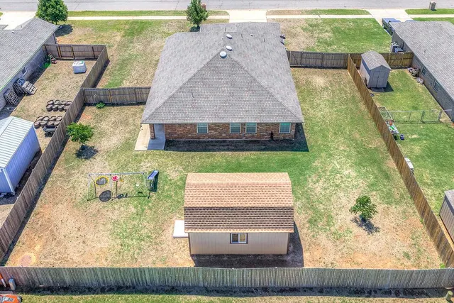 Photo 6 — 910 Brookhollow Drive, Chickasha, OK 73018