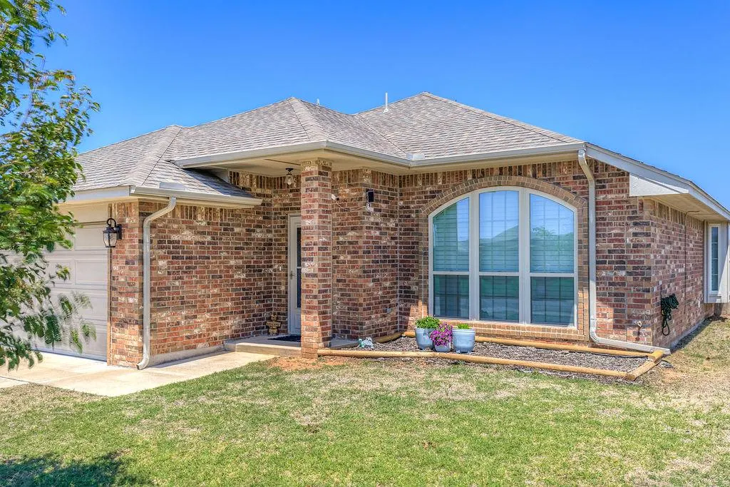 Photo 7 — 910 Brookhollow Drive, Chickasha, OK 73018
