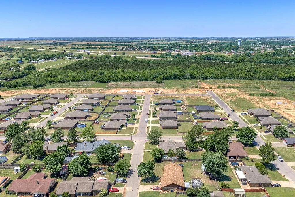 Photo 8 — 910 Brookhollow Drive, Chickasha, OK 73018