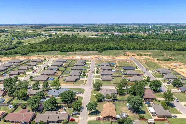 Photo 8 — 910 Brookhollow Drive, Chickasha, OK 73018
