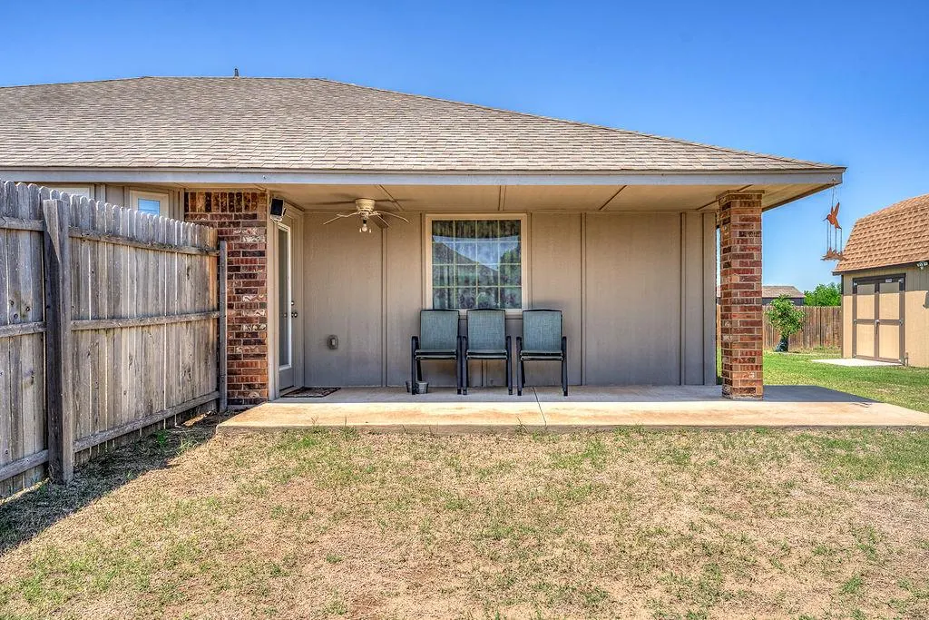 Photo 9 — 910 Brookhollow Drive, Chickasha, OK 73018