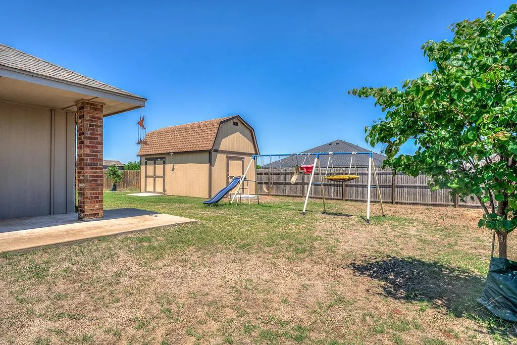 Photo 10 — 910 Brookhollow Drive, Chickasha, OK 73018