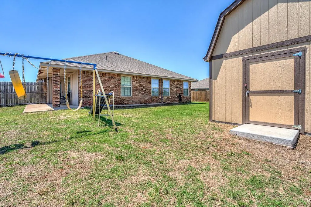 Photo 11 — 910 Brookhollow Drive, Chickasha, OK 73018