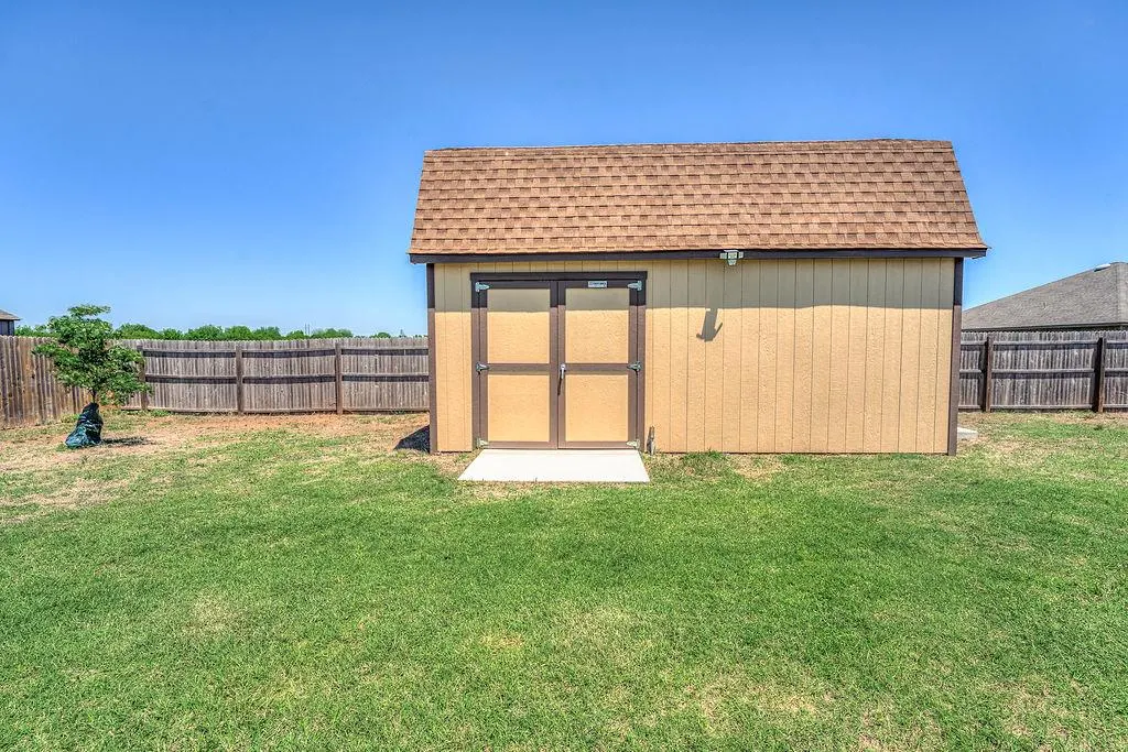 Photo 12 — 910 Brookhollow Drive, Chickasha, OK 73018