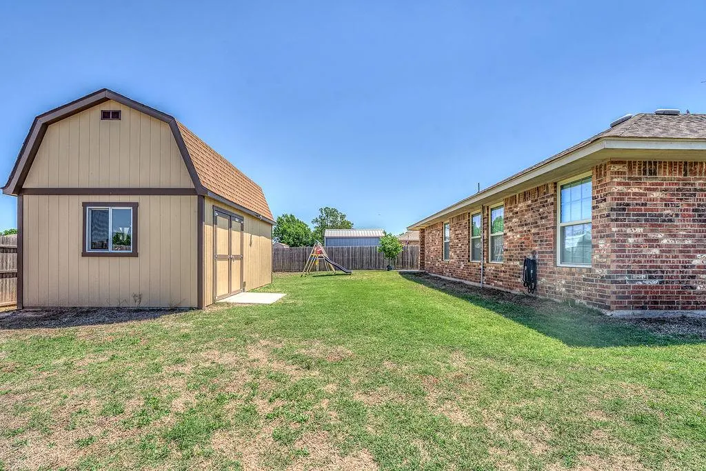 Photo 13 — 910 Brookhollow Drive, Chickasha, OK 73018