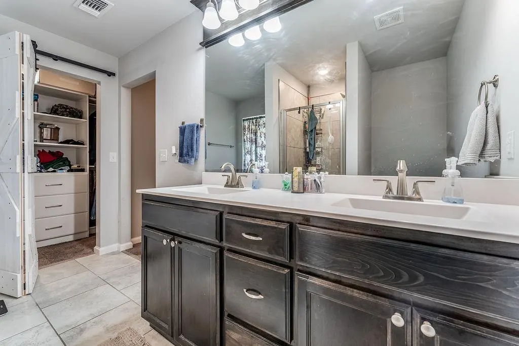 Photo 29 — 910 Brookhollow Drive, Chickasha, OK 73018
