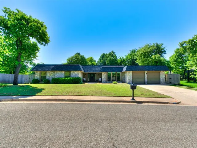 Photo 2 — 1812 Dove Court, Edmond, OK 73034