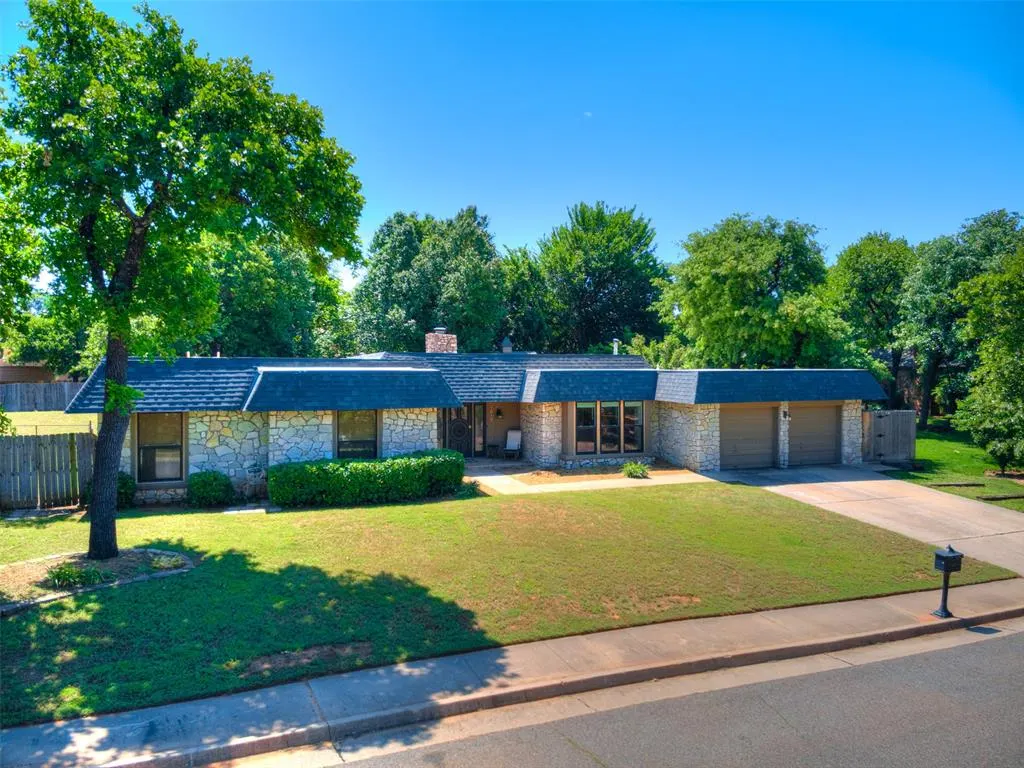 Photo 3 — 1812 Dove Court, Edmond, OK 73034