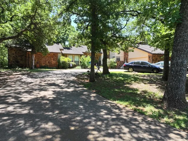Photo 2 — 604 Dripping Springs Drive, Edmond, OK 73034
