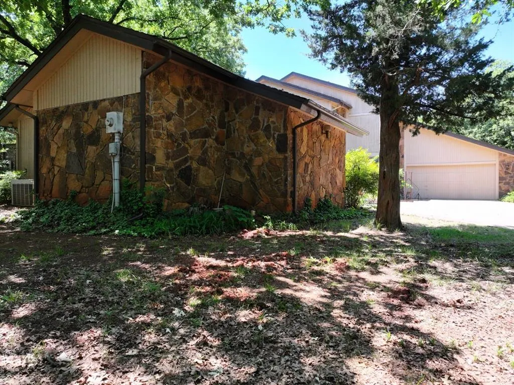 Photo 9 — 604 Dripping Springs Drive, Edmond, OK 73034