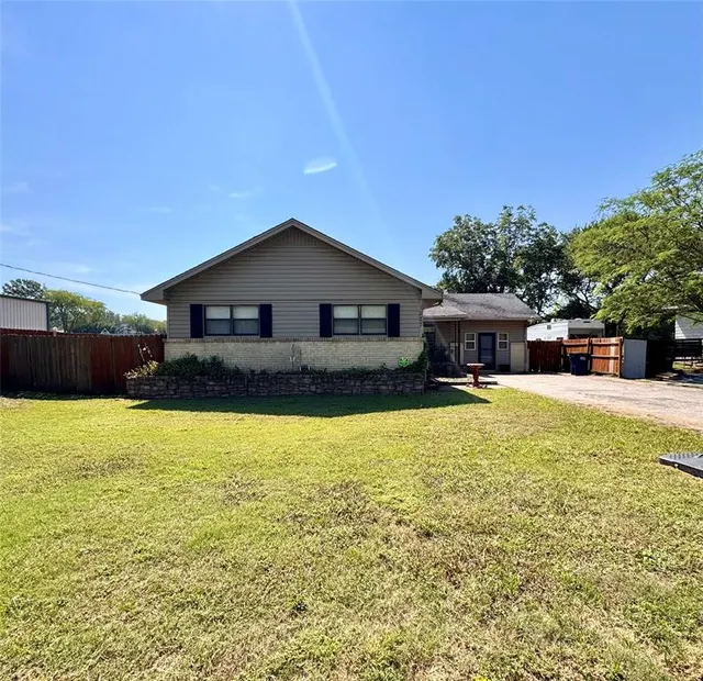 Photo 2 — 1227 Van Drive, Seminole, OK 74868