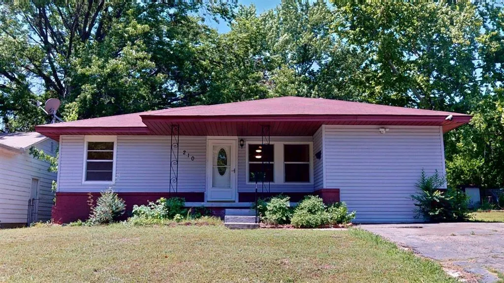 Front exterior — 210 N Roosevelt Avenue, Shawnee, OK 74801