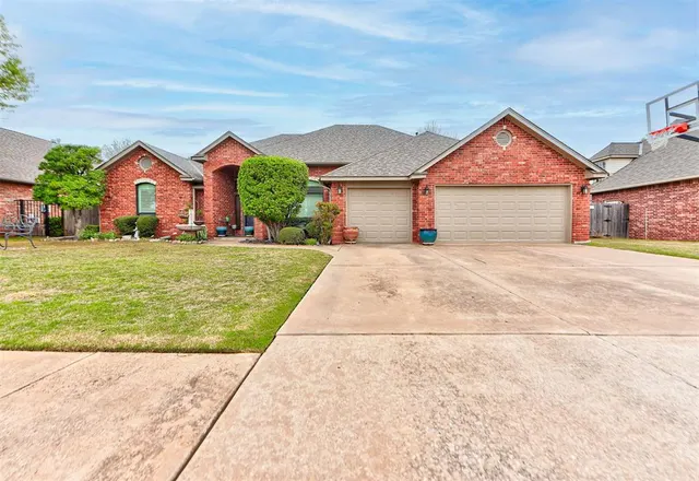 Front exterior — 3805 Annalane Drive, Norman, OK 73072