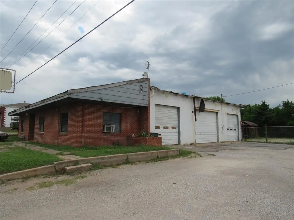 Front exterior — 1224 S Chickasaw, Pauls Valley, OK 73075