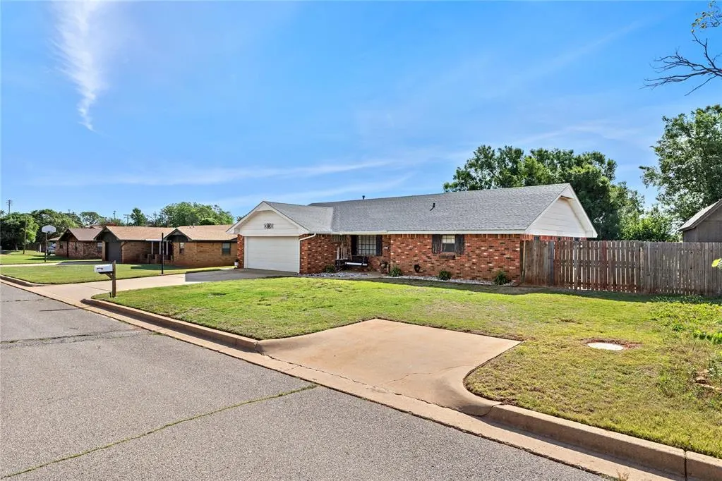 Photo 2 — 7 Easy Street, Clinton, OK 73601