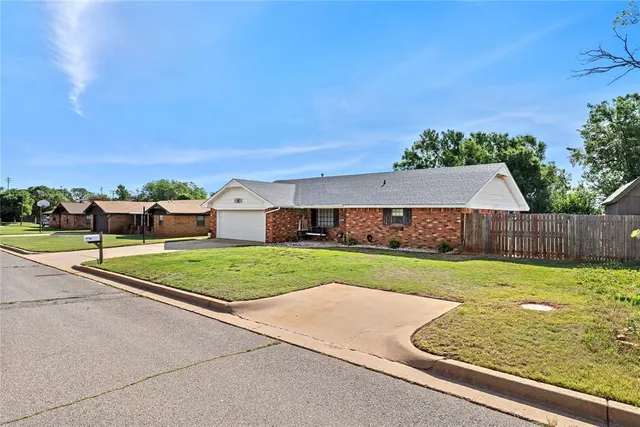 Photo 2 — 7 Easy Street, Clinton, OK 73601