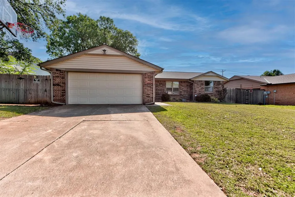 Photo 2 — 1008 S Morgan Drive, Moore, OK 73160