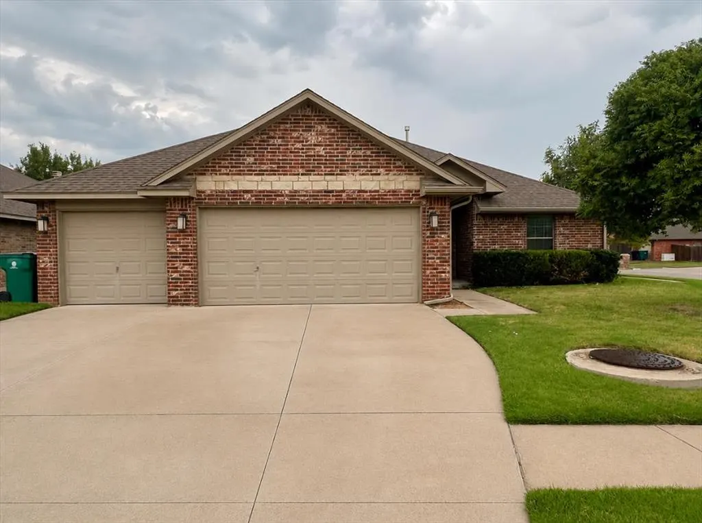 Front exterior — 10605 NW 17th, Yukon, OK 73099