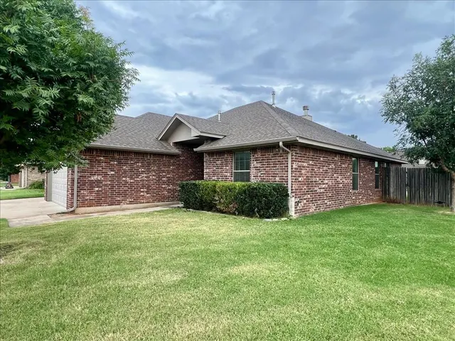 Photo 2 — 10605 NW 17th, Yukon, OK 73099