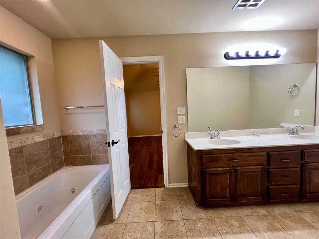 Photo 18 — 10605 NW 17th, Yukon, OK 73099