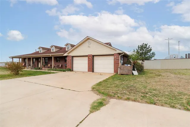 Photo 2 — 910 1st Street, Elgin, OK 73538
