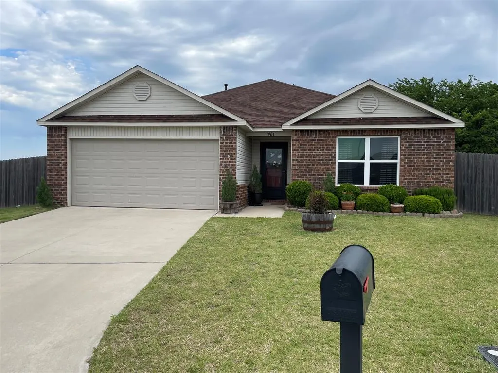 Front exterior — 1904 Twisted Oak Court, Shawnee, OK 74804