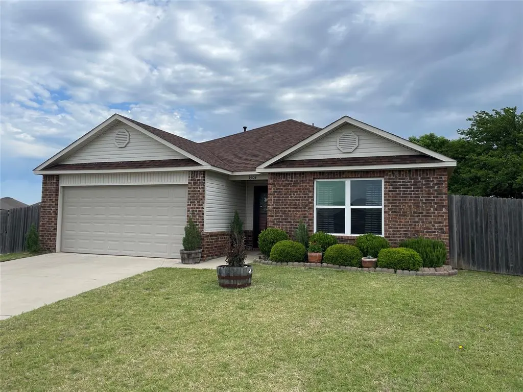 Photo 2 — 1904 Twisted Oak Court, Shawnee, OK 74804