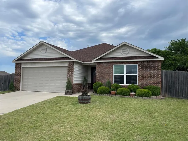 Photo 2 — 1904 Twisted Oak Court, Shawnee, OK 74804