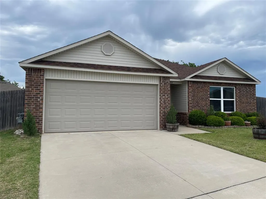 Photo 3 — 1904 Twisted Oak Court, Shawnee, OK 74804