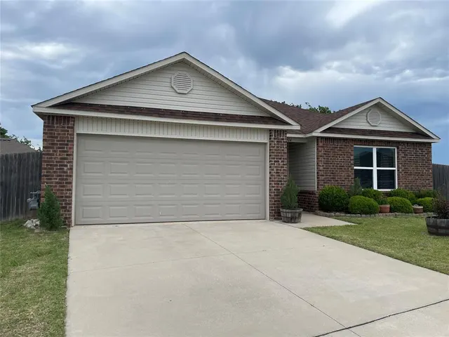 Photo 3 — 1904 Twisted Oak Court, Shawnee, OK 74804